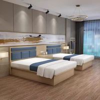 Ensemble de meubles de chambre à coucher : Lits jumeaux, lit plateforme en bois avec tête de lit capitonnée bleue et tables de chevet