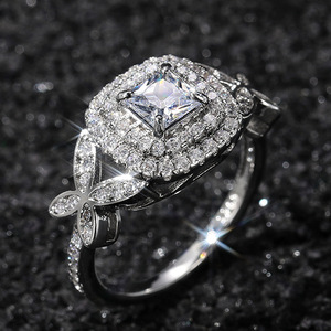 F764 Anello da Donna in Oro Bianco con Diamante Taglio Principessa Colore G Naturale Anello di Fidanzamento con Diamanti Laterali - Product Image 6