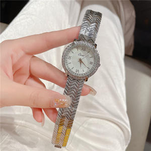 Montre de luxe personnalisée avec logo, fabriquée aux usines de Shenzhen, avec <span class=keywords><strong>lunette</strong></span> entièrement sertie de cristaux, cadran en nacre et bracelet en os de poisson en argent et or rose - Product Image 3