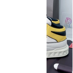 Zapatillas de Moda Amarillas y Blancas de Cuero con Plataforma Alta, Zapatos Casuales con Suela Gruesa y Tachuelas Negras para Hombre y Mujer - Product Image 3