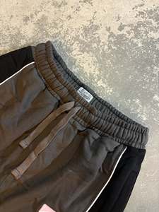 Shorts de survêtement streetwear personnalisés pour hommes, brodés, en molleton délavé 100 % coton, effet vieilli, taille élastique, couleur unie - Product Image 4