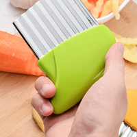 Handmatige aardappelchipsnijder van roestvrij staal met plastic handvat, gegolfde snijder voor groenten, voor de keuken