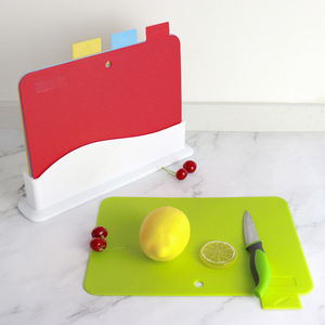 Juego de tabla de cortar de plástico de índice fino de 4 piezas sin BPA Apto para lavavajillas con soporte - Product Image 1