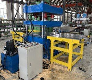 Machine à plastifier caoutchouc, pour la fabrication de tapis de sol