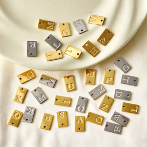 Colgante con Letras del Alfabeto Inglés, 26 Letras, Acero Inoxidable, Dorado, Rectangular, para DIY, Collar, Pulsera, Accesorio de Joyería - Product Image 1
