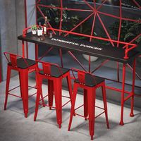 Tables et chaises en bois massif et métal de style industriel noir et rouge, très demandées pour les bars et salons de thé