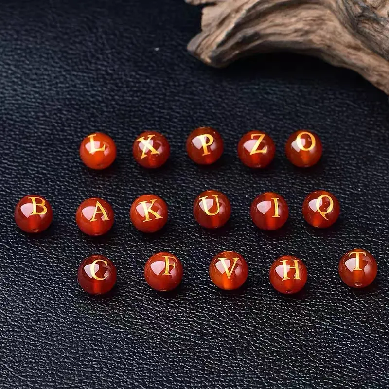 Grosir 8mm 10mm batu alam batu akik merah penyepuhan ukiran 26 huruf batu akik kristal manik-manik longgar untuk DIY membuat perhiasan