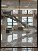 Escalier en colimaçon moderne de style européen en acier et marbre pour intérieur, avec éclairage LED, rampe en verre durable et écologique, idéal pour villa moderne