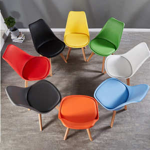 Chaise de salle à manger sans accoudoirs de style nordique de luxe avec siège en similicuir souple, pieds en bois, chaise de loisirs moderne pour appartement - Product Image 3