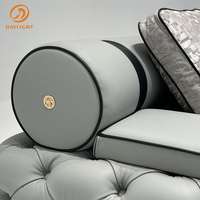 Canapé en cuir véritable de luxe de designer italien, unique, confortable et rembourré pour les salons de maisons et de villas