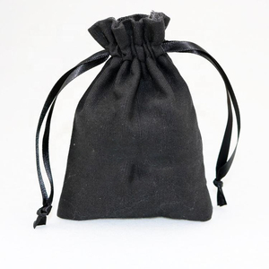 Pochette écologique sur mesure avec impression de logo, sac en coton noir réutilisable à cordon pour emballer des bagues et des bijoux - Product Image 2