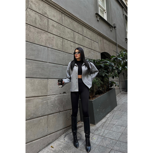 Chaqueta Camisera de Cachemira Gris para Mujer con Detalles de Bolsillos Laterales - Product Image 4