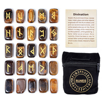 Ensemble de pierres runiques en améthyste avec motifs dorés sur des pièces rectangulaires arrondies pour la divination et l'affichage de cristaux