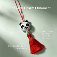 Adorable Ornement Suspendu Tête de Panda Brodé à la Main avec Pompon en Rayonne Rouge et Breloque Décorative en Alliage d'Imitation Perle pour Voiture, Sac, Décoration Intérieure