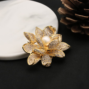 Broche en perle de culture plaquée or pour tenue quotidienne, décontractée, t-shirt, cardigan, pull, revers – Accessoire de mode simple - Product Image 1