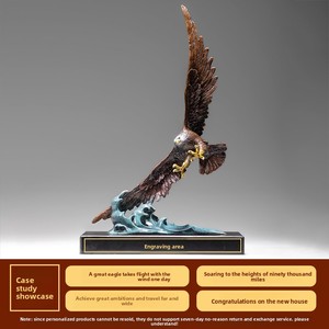 Grande décoration de bureau en laiton gravée Aigle aux ailes éployées, symbole de grande <span class=keywords><strong>ambition</strong></span>, idéale pour les cadeaux d'affaires et les inaugurations d'entreprise - Product Image 2
