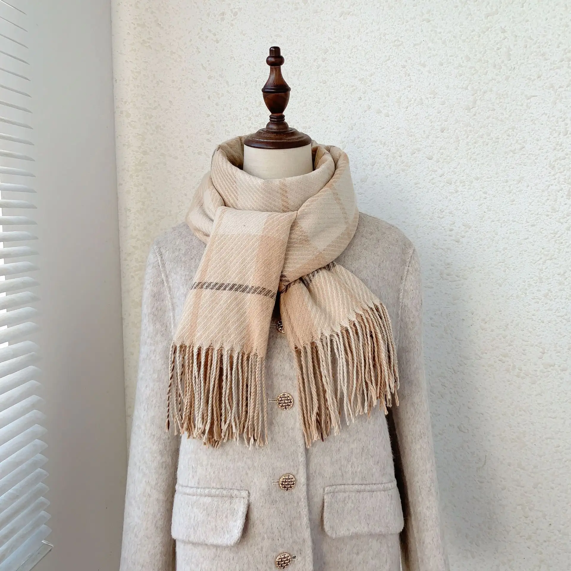 महिलाओं और पुरुषों के लिए थोक शीतकालीन गर्म कश्मीरी स्कार्फ मोटी लंबी शॉल प्लेड धारीदार गर्दन स्कार्फ लटकन के साथ