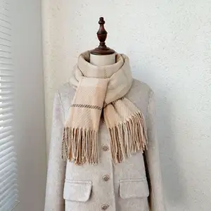 महिलाओं और पुरुषों के लिए थोक शीतकालीन गर्म कश्मीरी स्कार्फ मोटी लंबी शॉल प्लेड धारीदार गर्दन स्कार्फ लटकन के साथ