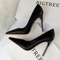 Escarpins en PU noirs à la mode pour femmes à talons hauts avec bout pointu confortable et anti-glissant couleur unie pour l'hiver