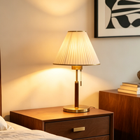 Lampe de table vintage en laiton massif avec poteau en bois de noyer, abat-jour en tissu plissé doux, cordon de tirage, lampe de chevet décorative pour la maison et l'hôtel