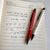 Stylos à bille personnalisés orange avec une largeur d'écriture de 1,0 mm, finition douce au toucher, métal recouvert de caoutchouc, faible MOQ, stylos à bille promotionnels avec logo