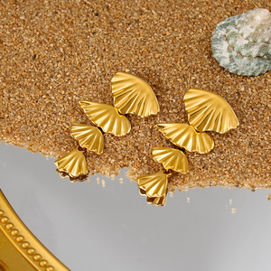Boucles d'oreilles pendantes classiques pour femme, en forme de coquillage et pompon, étanches, en acier inoxydable plaqué or 18 carats, inaltérables, pour fêtes et plage - Product Image 5