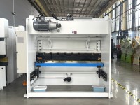 Presse plieuse à arbre torsionnel de 2,5 mètres 80T, utilisée dans l'industrie du meuble, de la cuisine, des portes et fenêtres, des étagères et du traitement des tôles métalliques.