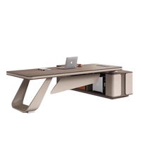 Bureau de direction moderne de luxe en forme de L avec éclairage LED, table de bureau pour PDG, bureau de patron avec pieds en forme de traîneau et armoire