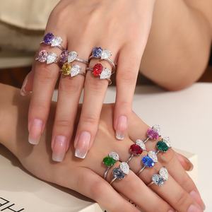 Bague personnalisée en or blanc 18K 14K avec pierre précieuse ovale en moissanite taille poire, Alexandrite Double the Sparkle, pour mariages et grandes fêtes - Product Image 3