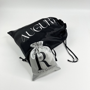 Pochette à cordon en satin gris argenté personnalisée, logo imprimé noir, sac cadeau en satin de soie pour bijoux et emballage cosmétique - Product Image 3