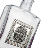Étiquette en aluminium durable Liquorpac, finition métallique dorée, logo en relief, adhésif vinyle résistant, recyclable, réutilisable pour les bouteilles de vin et de bière