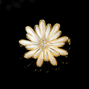 Daisy Flower Brooch Zinc Alloy Claw Setting Women's Gift Accessory - Product Image 1