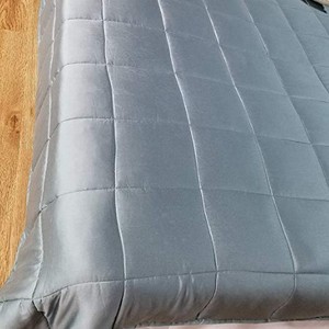 Couverture rafraîchissante Zhi Rong 200cmx230cm en fibre de bambou matelassée bleu marine pour un sommeil réparateur - Product Image 3