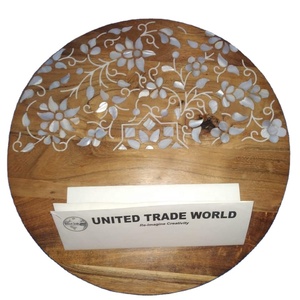 Bandeja Redonda de Madera United Trade World con Incrustaciones Florales de Madreperla, Bandeja Decorativa Vintage Hecha a Mano - Product Image 1