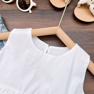 Completo due pezzi estivo 2026 per bambina: top coreano senza maniche a tinta unita e pantaloni in denim con strass - Product Image 4