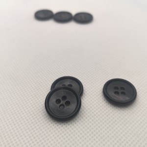 Boutons en urée noirs 28L à 4 trous en stock, petite quantité prête à être expédiée, boutons ronds pour costumes et manteaux - Product Image 2