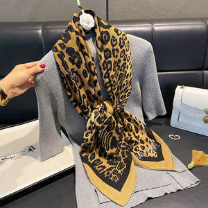 Bufanda con borlas de leopardo europea y americana de nuevo diseño 2026, pañuelo cuadrado de poliéster con estampado de diamantes de imitación para mujer - Product Image 4