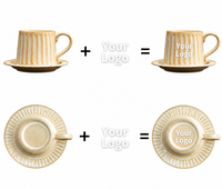 Tasse à café en céramique côtelée avec logo personnalisé et soucoupe, Mug à latte sur pied OEM pour la vaisselle de café boutique, Articles de boisson à marque privée