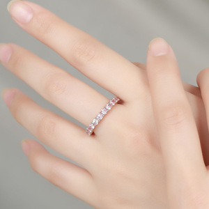 Bague unisexe simple en argent sterling avec moissanite ronde à 10 points, cadeau <span class=keywords><strong>d</strong></span>'anniversaire de luxe léger - Product Image 4