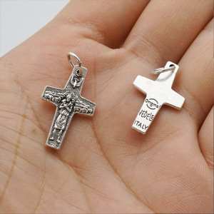 Collier avec pendentif croix pectorale authentique du pape François, ton argent vieilli, avec chaîne en acier inoxydable de 20 pouces - Product Image 5