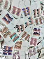 Faux ongles à presser faits main en gros, styles de luxe variés, avec strass 3D et chaîne de perles, longueur moyenne, formes amande et cercueil