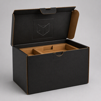 Boîte d'expédition personnalisée en carton ondulé avec couvercle rabattable pour emballage de vêtements, logo personnalisé, finition mate, toucher doux, estampage à chaud, vernis sélectif UV, vente en gros