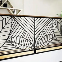 Barrières d'escalier, clôtures, treillis, portails et panneaux de clôture en fer forgé sur mesure pour l'extérieur de villas au design contemporain