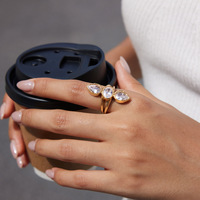Wasserdichter Hypoallergener Birnenförmiger Gemischter CZ-Statement-Ring aus Edelstahl mit 18K Goldplattierung und Offenem Band für Damen