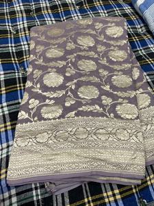 Sari en Georgette Banarasi Pur de Créateur, Semi-Tissé à la Main, Tissage Fin, Léger, Fluide, Élégant, Finition Traditionnelle, Idéal pour les Fêtes - Product Image 4