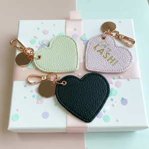 حلقة مفاتيح جلدية جديدة على شكل قلب مع شعار محفور بالليزر، مخصصة وشخصية، مصنوعة من الجلد الصناعي - Product Image 5