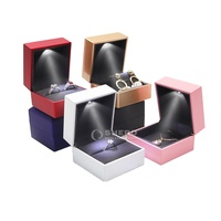 Shero Boîte à bijoux de luxe à LED avec laque noire Boîtes à bagues personnalisées Conteneur à bijoux avec logo sérigraphié avec caractéristiques lumineuses