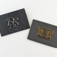 Étiquettes personnalisées en cuir véritable, patch métallique, logo 3D en relief pour vêtements, jeans, sacs, accessoires de couture, vente en gros OEM