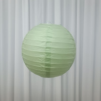 Lanternes en papier colorées, décorations d'extérieur disponibles dans une variété de couleurs pour les mariages et les fêtes