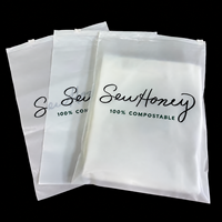 Sacs refermables biodégradables en plastique mat givré écologiques pour l'emballage de vêtements avec logo personnalisé